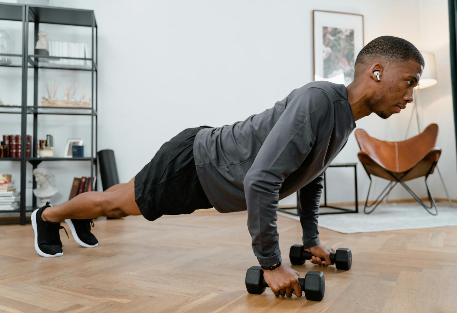 Profesionales en sesión de desarrollo estratégico de bienestar