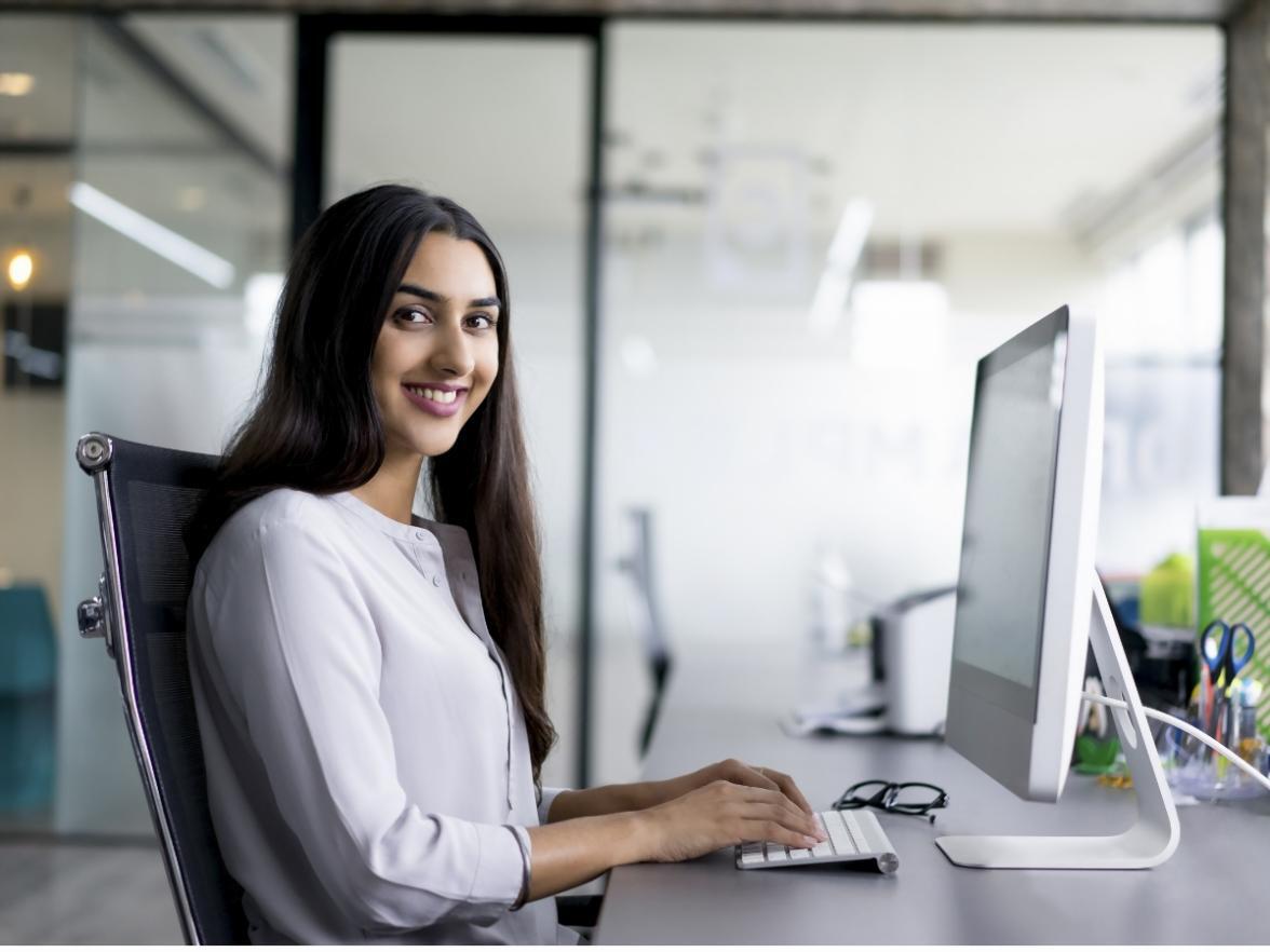 Profesional revisando material del programa